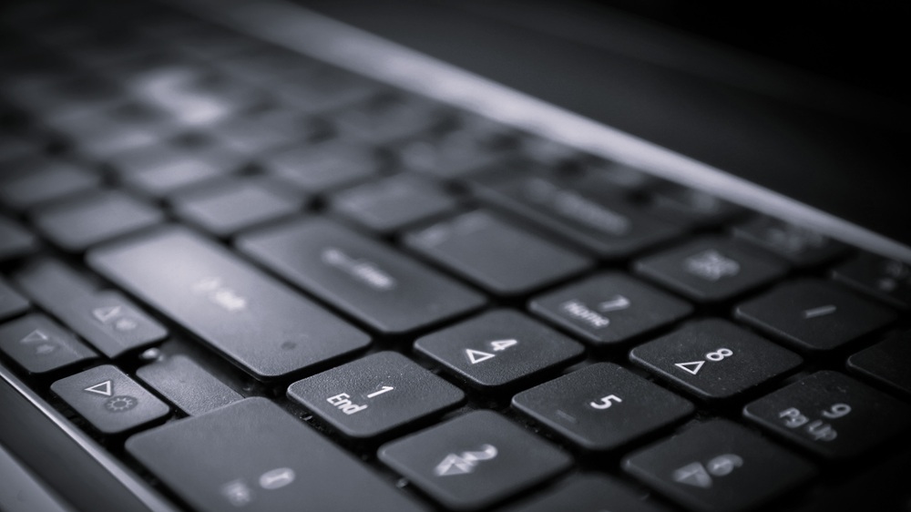 パソコンのキーボードのモノクロ画像